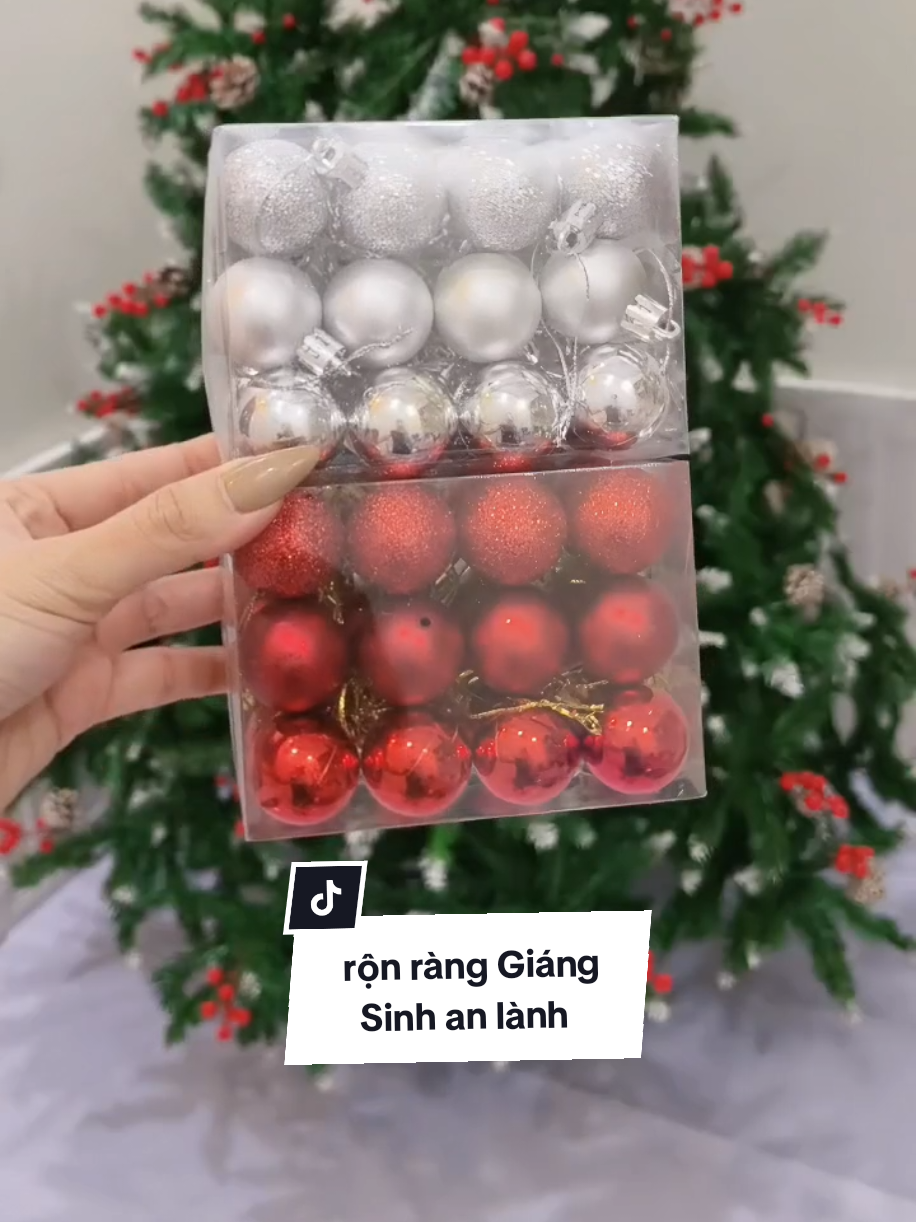 Trang trí sớm cho vui, chứ chờ tới Noel thì giá cao hơn nhiều. Mỗi năm chỉ mong được trang trí cây thông, treo từng quả châu nhỏ là thấy vui lắm ý #caythongnoel #beige #noel #merrychristmas #nhadinoday 