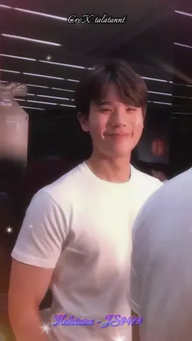 Cái hồi này là còn đôi mươi chắc luôn, người còn đô con lắm nè. Cười 1 cái là toả nắng luôn. Cái mặt thì trẻ măng mà có chút mũm mĩm nhìn muốn nựng ghê.  #JimmySea #จิมมี่ซี #jimmyyjp #sea_tawinan 