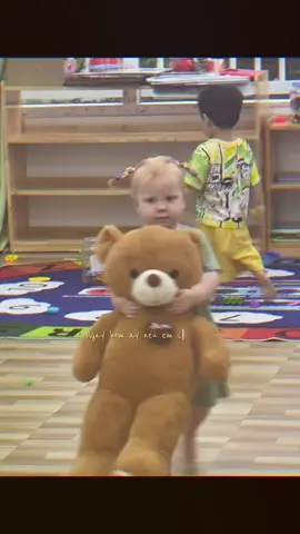 ẻm đã vác con gấu to hơn ẻm đi học :)))  @Murphy #aoife #foryou 