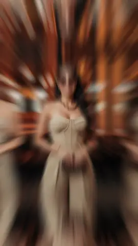 Passo 1: Abra o Gemini  Passo 2: Coloque sua foto Passo 3: Cole esse texto  Crie uma fotografia realista sem alterar os traços faciais da modelo da foto original. O foco principal é uma mulher morena, com cabelos longos lisos e levemente ondulados, escuros, caindo sobre os ombros. Ela está de frente para a câmera e olhando para a câmera, ela está sorrindo. Seus cabelos estão jogados no ombro direito e ela está usando óculos de sol quadrado bem elegante Roupa: Ela veste um conjunto de alfaiataria na cor bege/cáqui claro (nude). Parte Superior: Um corset ou corpete sem alças (tomara que caia) na mesma tonalidade, que realça a silhueta. Parte Inferior: Calças de cintura alta, largas e de corte reto (wide leg ou palazzo), com vincos na frente. Acessórios: Ela usa um colar grosso de corrente dourada e está segurando uma carteira de mão (clutch) marrom/dourada discreta. Pose: Ela está em pé, com as mãos segurando sua bolsa na parte da frente s barriga, transmitindo uma pose confiante e elegante. 🏙️Fundo e Cenário O fundo está desfocado (bokeh), sugerindo que a foto foi tirada à noite em um ambiente urbano ou restaurante. Há luzes de rua ou de vitrines ao fundo, criando um efeito de brilho e profundidade, com tons quentes de laranja e amarelo. #fyppppppppppppppppppppppp #foryou #ensaiofotografico #gemini #ia 