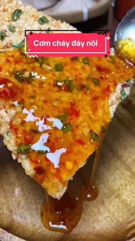 Cơm cháy đáy nồi giòn rụm từ gạo ST25 Việt Nam 🇻🇳 Ăn vui miệng, chấm sốt gỏi Thái hoặc kho quẹt là hết sẩy! #nhunguyen28 #foodreview  #comchaydaynoi #bepchethai #ancungtiktok 