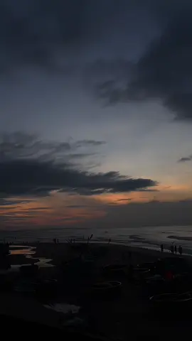 “Buông bỏ một người mình yêu thương chẳng khác nào cắt đi một mảnh thịt khỏi cơ thể. Nỗi đau ấy sẽ còn âm ỉ mãi. Vết thương lòng có thể liền lại, nhưng sẹo sẽ mãi ở đó, nhắc nhở ta về một tình yêu đã từng dang dở.” #bien #tamtrang 