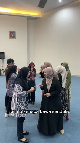 👩🏻‍🏫 : ko gak bawa apa apa, 🗣️ : udah di luar kepala semua 😬 #bu_dekan #dosen #mahasiswa #kampus #foryoupage 