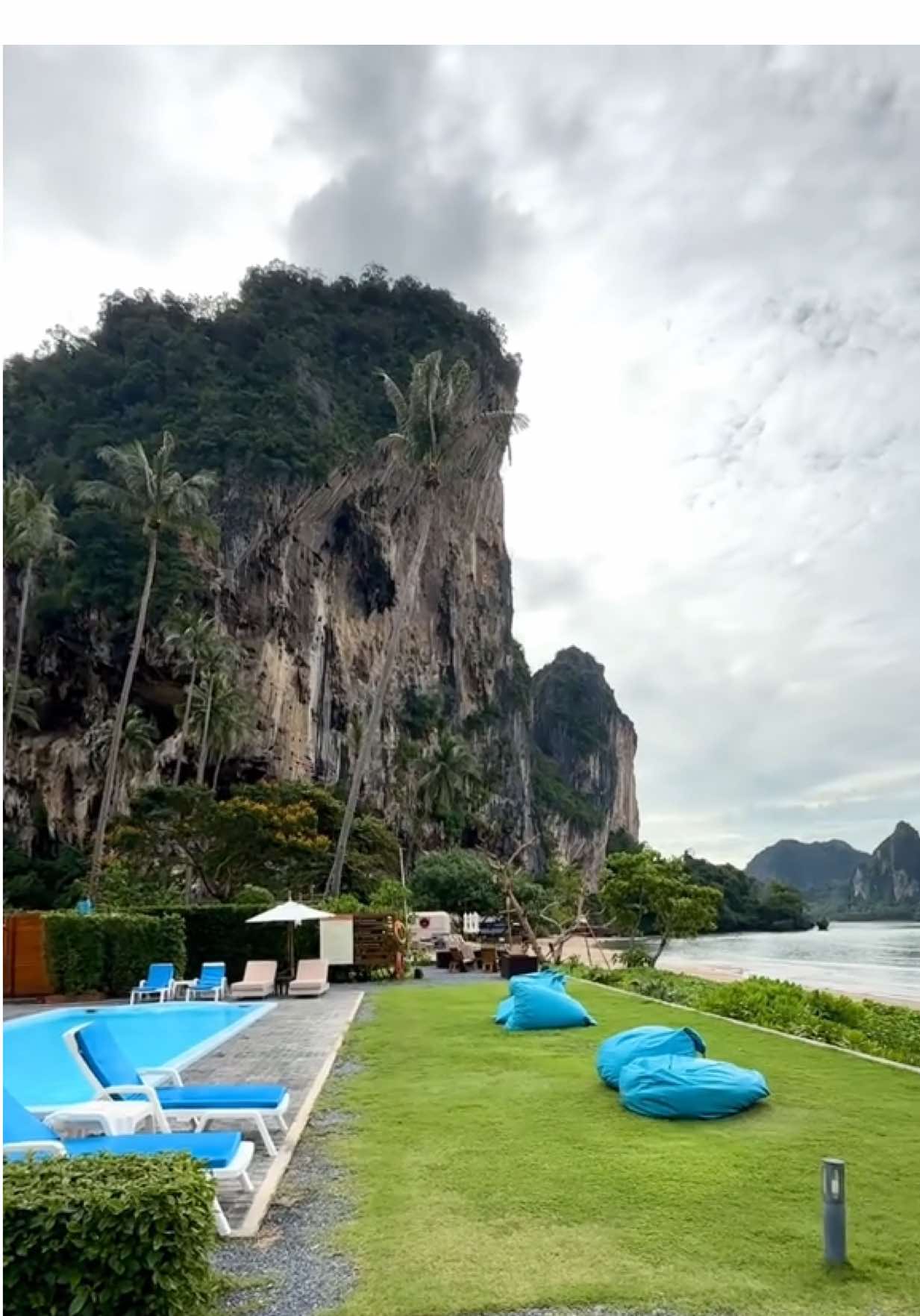 ใครอยากพักผ่อน หาความสงบที่นี่เหมาะมากค่า 📸 ถ่ายเมื่อ 25/10/2025 ช่วงฝนตกพอดี  🏡เป็นห้อง beach front ห้อง 107 ได้มาราคา 4,1xx หน้า low  🚣การเดินทางขึ้นเรือจากอ่าวนางมาลงหาดต้นไทร join เรือไปกลับคนละ 200 บาท ในส่วนการบริการก็ดีมากๆ เช่นกัน แต่มีติดขัดเล็กๆ น้อยๆ ได้ห้องเหรดไปประมาณ 15 นาที แต่ก็ไม่ติดใจอะไร แต่พอได้พักแล้ว จะบอกว่าฮีลใจมาก คืนเดียวไม่พอค่า 🩵💚 #กระบี่ #krabi #ที่พักกระบี่ 