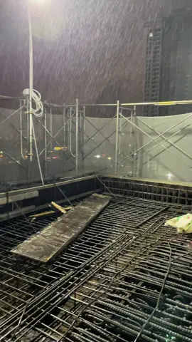 Chỉ có người đứng dưới mưa mới hiểu được cơn mưa ấy lạnh cỡ nào 😔😔