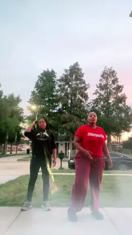 Just Mommie and Twin Vibing 👏🏼 #bankskids #bankscrew #feelthebeat 