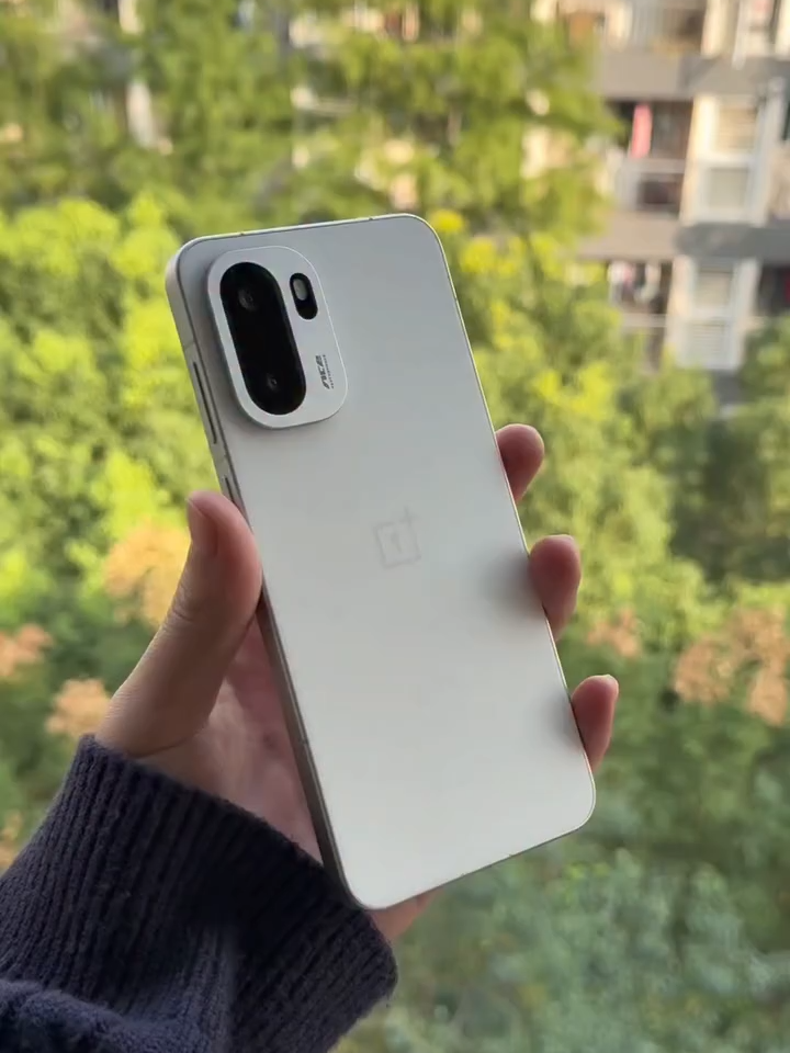 The OnePlus Ace 6 has a top-notch design and screen. #OnePlus