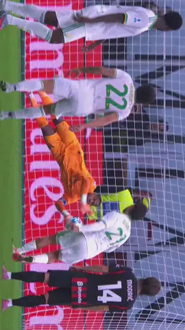 Maignan ipnotizza Dybala e para il rigore 🔥🧤 #MilanRoma #serieA #calcio #football #penaltysave 