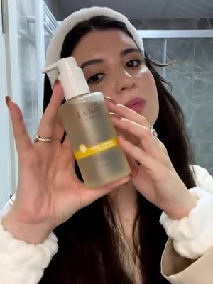 غسول يحتوي على حمض الساليسيليك لي يخترق مساماتك و يذوب تراكمات الدهون لي وسطها و يحارب الحبوب