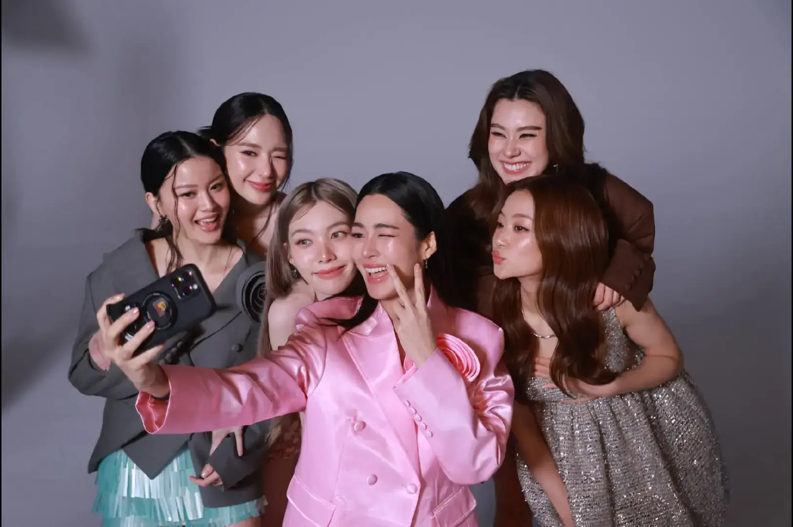 ภาพเบื้องหลังการถ่ายปฏิทินช่อง 3 ปี 2569 เดือนพฤษภาคม ได้ #หลิงออม #ลีน่าหมิว #แทนญะ แจกความสดใสเตรียมเป็นเจ้าของกันได้ เร็วๆ นี้ #ปฏิทินช่อง3ปี2569#เทรนด์วันนี้ 