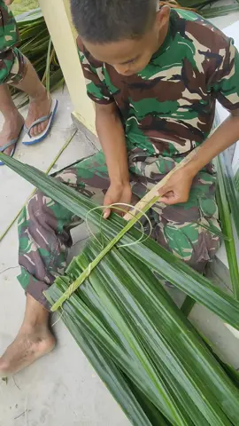 Atap alami...tak ada seng,daun pun jadi.. #palopo #tniindonesia🇮🇩 #papua #tniad 