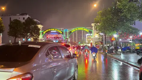 Bên anh thì mưa bên em có nắng chưa…?  @Hà Nội Về Đêm ❤️ #hanoivedem❤ #langthanghanoi #nhachaymoingay #xuhuong2025 