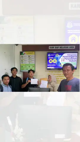 20 Kasus Pelanggaran di UIN Raden Intan: Laporan Resmi Mendesak Keberanian Kejati Lampung Awan News, Bandar Lampung — Penegakan hukum kembali mendapat sorotan di Lampung. Lembaga Swadaya Masyarakat Transparansi Rakyat Lampung (TRAPUNG) bersama aliansi organisasi mahasiswa serta Badan Eksekutif Mahasiswa (BEM) UIN Raden Intan Lampung resmi menyerahkan laporan berisi 20 dugaan penyimpangan tata kelola kampus kepada Kejaksaan Tinggi (Kejati) Lampung, Senin (3/11/2025). Laporan tersebut disampaikan dengan Nomor Surat 112/TRAPUNG/LP-ALIANSI/KEJATI-LAMPUNG/11/2025. Isi laporan memuat dugaan pelanggaran terkait pengelolaan keuangan, gratifikasi, pungutan liar, serta penyalahgunaan kewenangan di lingkungan UIN Raden Intan Lampung. Ketua TRAPUNG sekaligus koordinator aliansi, Amril Afif, mengatakan bahwa hasil temuan yang dilaporkan telah melalui proses kajian dan penelusuran data secara terverifikasi. Ia menegaskan, langkah ini merupakan bentuk pengawasan publik agar anggaran negara di perguruan tinggi negeri dikelola secara transparan dan akuntabel. “Kami tidak hanya mengkritik, tetapi menuntut pertanggungjawaban publik. UIN Raden Intan sebagai institusi pendidikan tinggi negeri harus menjunjung integritas dan etika,” ujar Amril. Dalam laporan itu, terdapat empat dugaan penyimpangan yang menjadi perhatian publik, di antaranya: 1. Proyek sistem air minum dengan anggaran besar yang mangkrak dan tidak berfungsi. 2. Dugaan gratifikasi yang melibatkan pimpinan kampus melalui kerja sama dan kegiatan fieldtrip bersama pihak eksternal. 3. Dugaan penggelapan dana gaji PPG para pendidik yang nilainya mencapai miliaran rupiah serta disinyalir digunakan untuk aktivitas perjudian digital. 4. Berbagai pungutan internal yang dinilai tidak transparan dan tidak dapat dipertanggungjawabkan. Amril menambahkan, persoalan tersebut tidak hanya menimbulkan potensi kerugian keuangan negara, tetapi juga merusak marwah perguruan tinggi Islam yang seharusnya menjadi contoh moral di masyarakat. Sementara itu, perwakilan mahasiswa menilai kampus terlalu lama membiarkan kritik dibungkam. Mereka menyayangkan sikap sebagian organisasi kemahasiswaan yang memilih diam terhadap berbagai penyimpangan yang terjadi. “Keberanian mahasiswa mempertanyakan integritas kampus adalah inti dari pendidikan itu sendiri,” tegas para perwakilan aliansi dalam pernyataan sikapnya. Kini, aliansi mahasiswa dan TRAPUNG menunggu langkah tegas dari Kejati Lampung. Mereka menilai lembaga penegak hukum tidak boleh lagi membiarkan laporan masyarakat mengendap tanpa kejelasan. “Keterlambatan penanganan hanya menimbulkan kecurigaan publik soal tebang pilih,” ujar dia. Sebagai bentuk komitmen, aliansi menyatakan siap mengawal proses hingga tuntas. Jika Kejati dinilai tidak responsif, mereka akan melanjutkan pelaporan ke Kejaksaan Agung hingga Presiden Republik Indonesia. Penyerahan laporan ini disebut sebagai pengingat penting bagi institusi penegak hukum bahwa publik tidak akan berhenti menagih keadilan. “Integritas hukum kini dipertaruhkan: apakah hukum akan ditegakkan di dalam kampus, atau justru mati di meja kejaksaan?” tutupnya. (AL) @uinradenintan #uinlampung @kejatilampung 