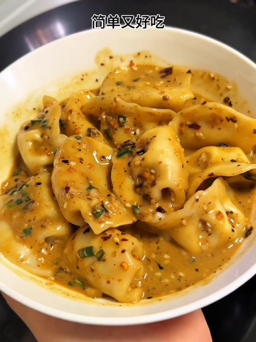 中国美食，水饺🇨🇳🇨🇳🇨🇳 Simple and Delicious Dumpling Recipe   1. Wrap the seasoned minced meat (mixed with salt, light soy sauce and a little chopped green onion) in dumpling wrappers. 2. Boil in boiling water; cook for another 2 minutes after the dumplings float to the surface. 3. Take out and serve with vinegar + minced garlic for a fresh and flavorful taste~ #fyp 