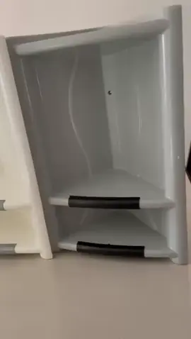🧴✨ Organize seu banheiro com estilo! O Organizador Cantoneira Porta Shampoo e Sabonete é resistente, moderno e perfeito para aproveitar cada cantinho do box. 💦 ✅ Suporta peso sem deformar ✅ Fixação forte, sem furar a parede ✅ Ideal para shampoo, condicionador, sabonete e acessórios ✅ Design elegante que combina com qualquer banheiro Deixe tudo ao seu alcance e seu banheiro sempre organizado! 🛁 #BanheiroOrganizado #DecoraçãoBanheiro #OrganizadorCantoneira #ShopeeAchadinhos O link 🔗 está na bio!