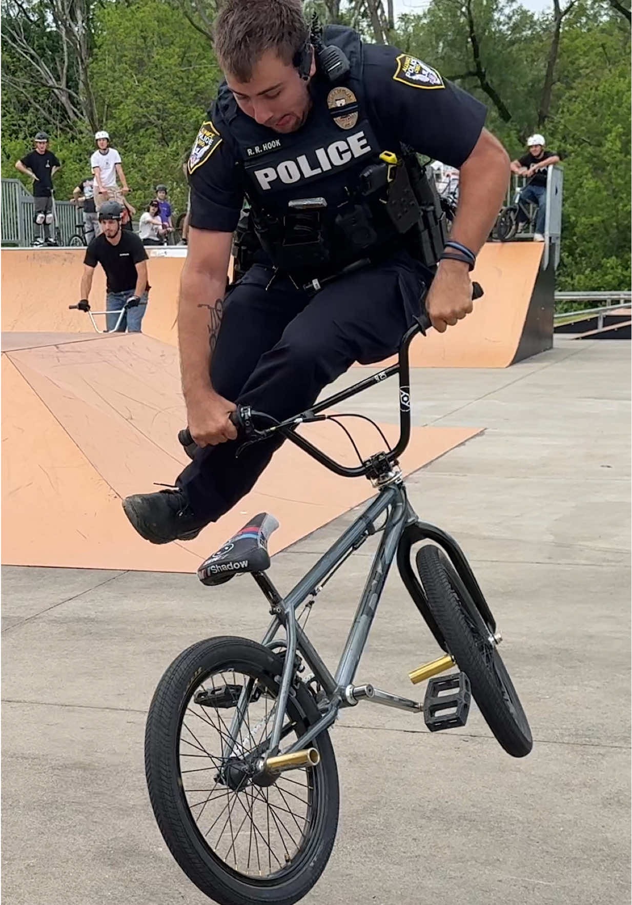 NEVER GIVE UP…Cop Edition👮🏻‍♂️🚔 #moorebmx #bmx #cop #copsoftiktok #cops 