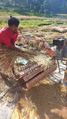 #अाफनै  लगानिमा  र मेहेनत #तयर परियकाे धानझारने  मिसिन तपाईं हरुलाई पनि चाहियमा समपर्क  गर्नुहाेला🙏🙏