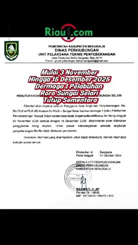 Dinas Perhubungan Kabupaten Bengkalis mengumumkan bahwa mulai tanggal 3 November hingga 15 Desember 2025, Dermaga 1 Pelabuhan Roro Penyeberangan Sungai Selari akan ditutup sementara. Penutupan ini dilakukan sehubungan dengan adanya pekerjaan penggantian tiang dolphin di area dermaga tersebut. Langkah ini merupakan bagian dari upaya pemerintah daerah untuk meningkatkan keselamatan, kenyamanan, dan kelancaran pelayanan penyeberangan bagi masyarakat. Melalui surat resmi Dinas Perhubungan menegaskan penutupan ini bersifat sementara dan diharapkan dapat memberikan manfaat jangka panjang bagi seluruh pengguna jasa penyeberangan. Kepala Dinas Perhubungan Kabupaten Bengkalis Muhammad Adi Pranoto melalui Kepala Bidang Pelabuhan Sugeng Santoso menyampaikan pekerjaan penggantian tiang dolphin merupakan bentuk komitmen Pemkab Bengkalis dalam memastikan sarana dan prasarana transportasi laut berada dalam kondisi yang aman dan layak. Sugeng menambahkan, selama masa penutupan sementara, pihaknya telah berkoordinasi dengan sejumlah instansi terkait seperti KSOP Tanjung Buton, KSOP Bengkalis, UPT Penyeberangan Dishub, PT. Jembatan Nusantara Cabang Bengkalis, serta PT. Atosim Lampung Pelayaran Cabang Bengkalis untuk mengatur langkah-langkah teknis agar pelayanan transportasi laut tetap berjalan lancar. Lanjutnya, pengerjaan tiang dolphin perlu dilakukan secara hati-hati dan menyeluruh karena menyangkut struktur keselamatan kapal saat bersandar di dermaga. Dinas Perhubungan juga mengimbau kepada seluruh pengguna jasa penyeberangan agar memperhatikan jadwal penutupan ini serta melakukan penyesuaian perjalanan selama masa perbaikan berlangsung. Koordinasi intensif dengan operator pelayaran juga dilakukan untuk meminimalkan dampak terhadap aktivitas masyarakat. Sebagai bentuk tanggung jawab pelayanan publik, Dinas Perhubungan Kabupaten Bengkalis menyampaikan permohonan maaf atas ketidaknyamanan yang mungkin timbul selama masa penutupan dermaga. Demikian laporan Riau1.com hari ini!
