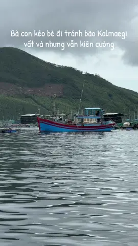 Bà con kéo bè đi tránh bão Kalmaegi ở Sông Cầu