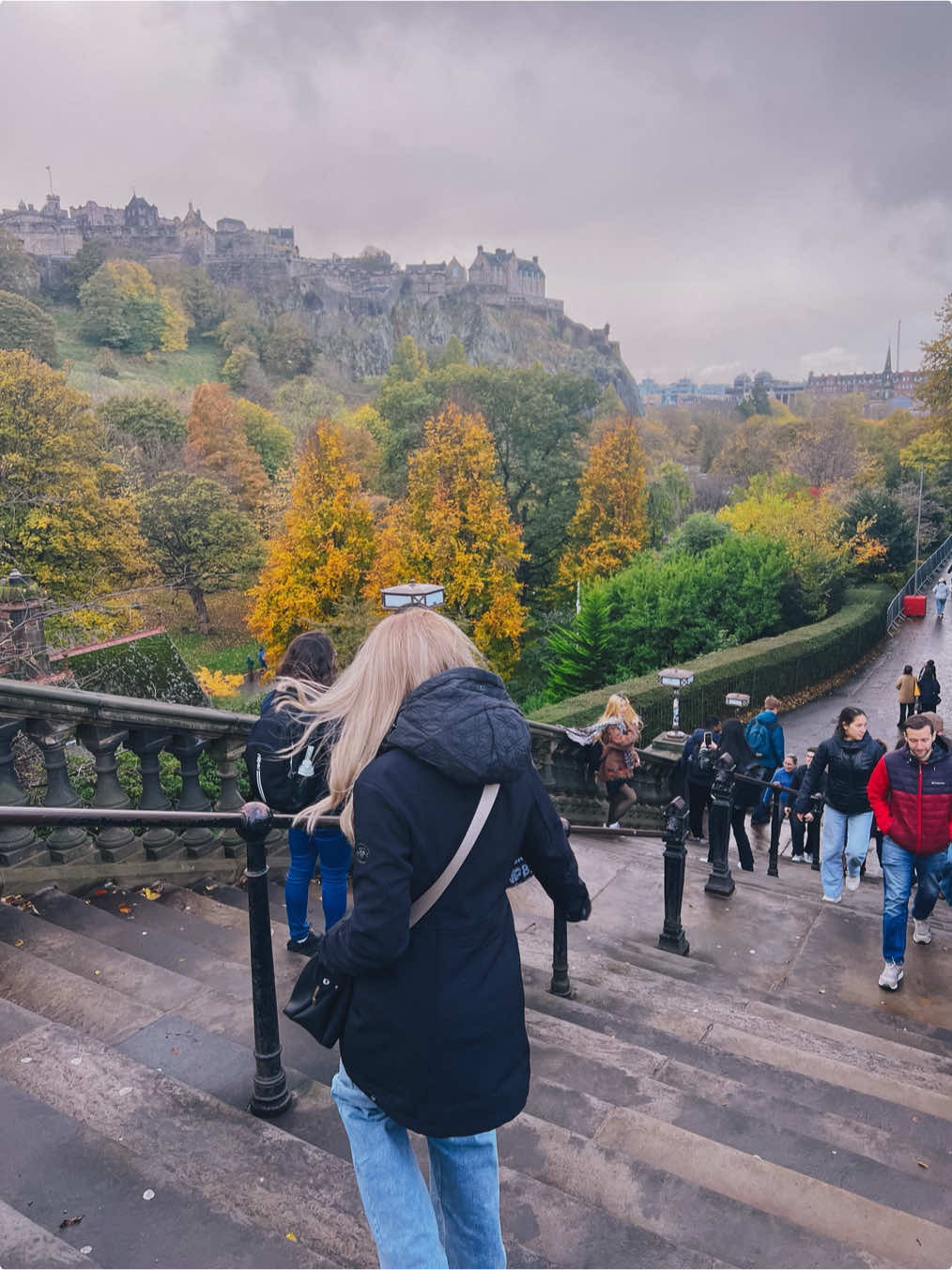 Recunoscatoare pentru ca am putut experimenta toamna in Edinburgh🏴󠁧󠁢󠁳󠁣󠁴󠁿 #Scotland #edinburgh #autumninedinburgh #autumnvibe 