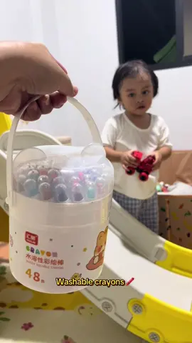 perfect itong water soluble crayons sa ating mga toddlers na mahilig magsulat sulat kung saan saan, di na tayo mahihirapan magtanggal 😁 #washablecrayons #crayons #schoolsupplies #artsupplies #kids #toddler 