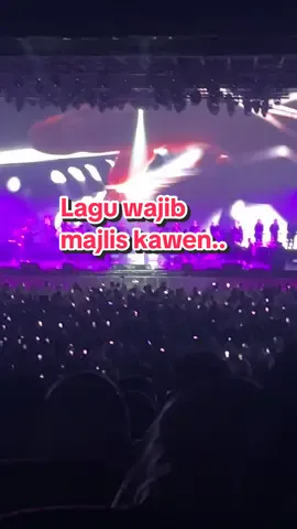 Klw g majlis kawen lagu ni konfem kene ada dlm list..time karaoke dlu2 sebelum kawen pon nyanyi lagi ni konon fefeling 🤣  Dah kawen ni nyanyi tgok muka wife je lah 😆.. #kisahcintakita #disebalikakuhafizsuip 