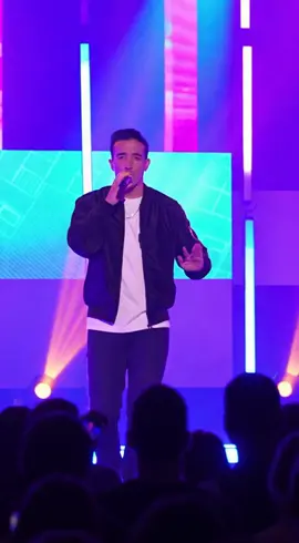 Tibo nous présente son nouveau titre en live sur scène #sora2 #viral #pourtoi #ia 