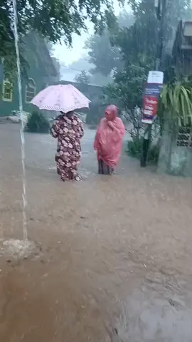 mekarsari cileungsi banjir karna solokan nya d kecilin ma pihak perumahan tulung bapak gubernur@kangdedymulyadi58 