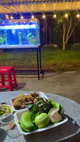 Ngoài kia ồn ào quá , về chuồng gà là yên tỉnh nhất…!