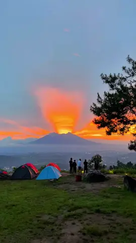 Sunset seindah ini nggak cuma buat ditonton, tapi dirasain langsung 🏕️☀️🍃🌥️ #bukitcirimpak #explorepage #camping #bogor #senja 