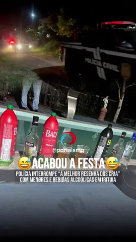 ⚠️ URGENTE  Na noite deste sábado (1º), uma festa que reunia 12 adol3scentes e 4 adultos foi interrompida por equipes das polícias Civil e Militar em Irituia (Pa). O evento, que estava programado para seguir até as 5h da manhã, ocorria em um salão de festas aberto com piscina e área de churrasco. De acordo com informações repassadas ao @portalsmg, quando os policiais chegaram, alguns jovens tentaram fugir pelas saídas alternativas. As guarnições cercaram o local e apreenderam garrafas de vodka, energéticos, preservat!vos, gel lubrif!cante, aparelho de som e outros itens. A festa havia começado há cerca de duas horas. Todos os presentes foram conduzidos à delegacia, e os pais e responsáveis foram acionados, junto ao Conselho Tutelar. Segundo informações, diversos pais manifestaram apoio à ação policial, afirmando não saber que os filhos estavam participando da festa. Promover festas com m3nores consumindo bebida alcoólica é uma infração grave, punida com pena de dois a quatro anos de detenção e multa, podendo ser aumentada de um terço até a metade caso o menor efetivamente consuma a bebida. 📲SIGA @portalsmg para mais informações! #PortalSmg #Viral #Trending #Fyp #noticias        