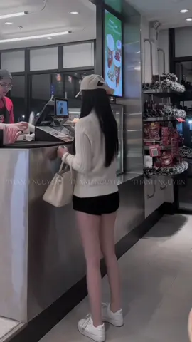 Yêu là lấp đầy, không phải lấy thứ mình đang thiếu  Tình yêu không phải là một loại cảm xúc đến nhất thời, đến rồi đi ở vài 3 tháng hẹn hò đầu tiên.. Nó là sự cam kết, cho đi, thay đổi, hi sinh và thấu hiểu Hỏng thì sửa, không vứt bỏ, vì dù có gặp người tuyệt vời đến mấy, vẫn sẽ có sự bất đồng Làm gì có mảnh ghép nào là hoàn hảo, chỉ là người ta yêu mà tự gọt giữa bản thân mà thôi. #viral 