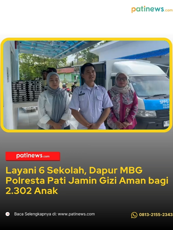 𝗟𝗮𝘆𝗮𝗻𝗶 6 𝗦𝗲𝗸𝗼𝗹𝗮𝗵, 𝗗𝗮𝗽𝘂𝗿 𝗠𝗕𝗚 𝗣𝗼𝗹𝗿𝗲𝘀𝘁𝗮 𝗣𝗮𝘁𝗶 𝗝𝗮𝗺𝗶𝗻 𝗚𝗶𝘇𝗶 𝗔𝗺𝗮𝗻 𝗯𝗮𝗴𝗶 2.302 𝗔𝗻𝗮𝗸 Polresta Pati memastikan program Satuan Pelayanan Pemenuhan Gizi (SPPG) berjalan maksimal untuk mendukung pemenuhan gizi anak-anak di wilayah Pati. Unit layanan gizi yang berlokasi di Desa Ngarus, Kecamatan Pati ini telah beroperasi sejak 20 Oktober 2025 dan setiap hari mendistribusikan 2.302 Makanan Bergizi Gratis (MBG) kepada siswa TK, SD, dan SMP di enam sekolah. Kapolresta Pati Kombes Pol Jaka Wahyudi menegaskan program ini merupakan bentuk nyata dukungan Polri terhadap kebutuhan gizi generasi muda. “SPPG Polresta Pati kita dirikan untuk memperkuat ketahanan pangan dan kesehatan anak-anak. Saat ini sudah melayani 2.302 penerima manfaat dari enam sekolah,” ujarnya (3/10). Setiap hari dua unit kendaraan khusus mengangkut paket makanan dari dapur SPPG ke sekolah-sekolah. Dengan kapasitas masing-masing 1.125 paket makanan, distribusi dilakukan secara terjadwal dan terpantau. “Kami terus meningkatkan cakupan dan kualitas pelayanan sehingga semakin banyak anak dapat merasakan manfaat program ini,” kata Kombes Jaka. Di dapur layanan, 47 relawan bekerja dalam tiga shift mulai sore hingga pagi. Seluruh personel menerapkan standar higienitas ketat sesuai SOP. “Keamanan pangan menjadi prioritas kami. Kita libatkan Sidokkes Polresta Pati untuk pengecekan harian agar MBG yang diterima anak selalu dalam kondisi aman dan layak konsumsi,” tegas Kapolresta Pati. Kepala SPPG Polresta Pati, Candra Bayu Aji, menjelaskan setiap menu diolah dengan prosedur ketat menggunakan alat pelindung diri dan standar kebersihan tinggi. Dokkes Polresta Pati melakukan pengecekan aroma, rasa, dan kandungan gizi setiap pagi sebelum makanan dikirimkan. “Kami siapkan dua kendaraan operasional dan 47 relawan untuk memastikan MBG sampai kepada penerima dengan baik,” jelas Candra. Menurutnya, keamanan makanan menjadi fokus utama agar siswa mendapatkan asupan gizi berkualitas. Ahli gizi Navisa Salsabila menambahkan menu MBG selalu mengandung protein hewani dan nabati serta sayuran. Variasi menu berganti setiap hari, mulai dari nasi telur kecap capcay hingga ayam nugget tahu dan lauk bergizi lain. SPPG juga menerima masukan dari siswa, meski usulan menu cepat saji tidak dapat diakomodasi demi menjaga kualitas gizi. “Anak-anak sering memberi surat usulan menu, tapi kami tetap mengutamakan kandungan gizi seimbang,” tutur Navisa. Selain itu, Polresta Pati menargetkan pembangunan tiga unit SPPG tambahan di tiga kecamatan sebagai perluasan layanan gizi bagi anak sekolah. Ketiga fasilitas tersebut akan dibangun di Desa Penambuhan Kecamatan Margorejo, Desa Gembong Kecamatan Gembong, dan Desa Trangkil Kecamatan Trangkil, dan direncanakan mulai beroperasi pada awal tahun 2026. Kombes Jaka menambahkan pihaknya akan terus memperkuat kualitas program termasuk keamanan pangan, pengawasan distribusi, dan inovasi menu sesuai kebutuhan anak. “Kami berkomitmen meningkatkan mutu layanan. Harapan kami program ini mampu memberikan manfaat berkelanjutan bagi tumbuh kembang anak-anak di Kabupaten Pati,” pungkasnya. #mbg #pati #jateng #virals #fyp #jangkauansemuaorang