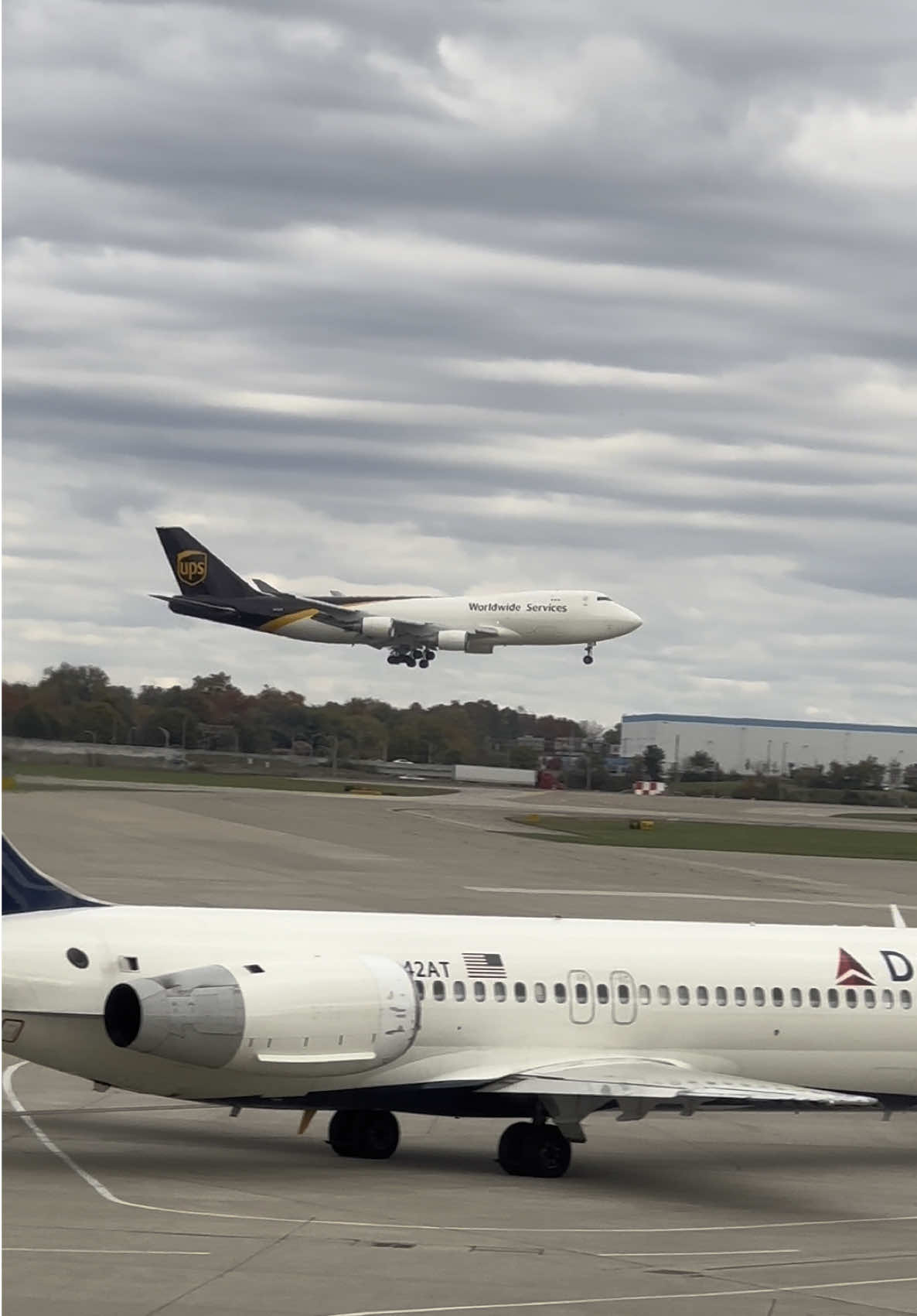 UPS 747-400 landing at Louisville SDF Airport! #fyp #planespotting#aviation #viral #foryoupage 