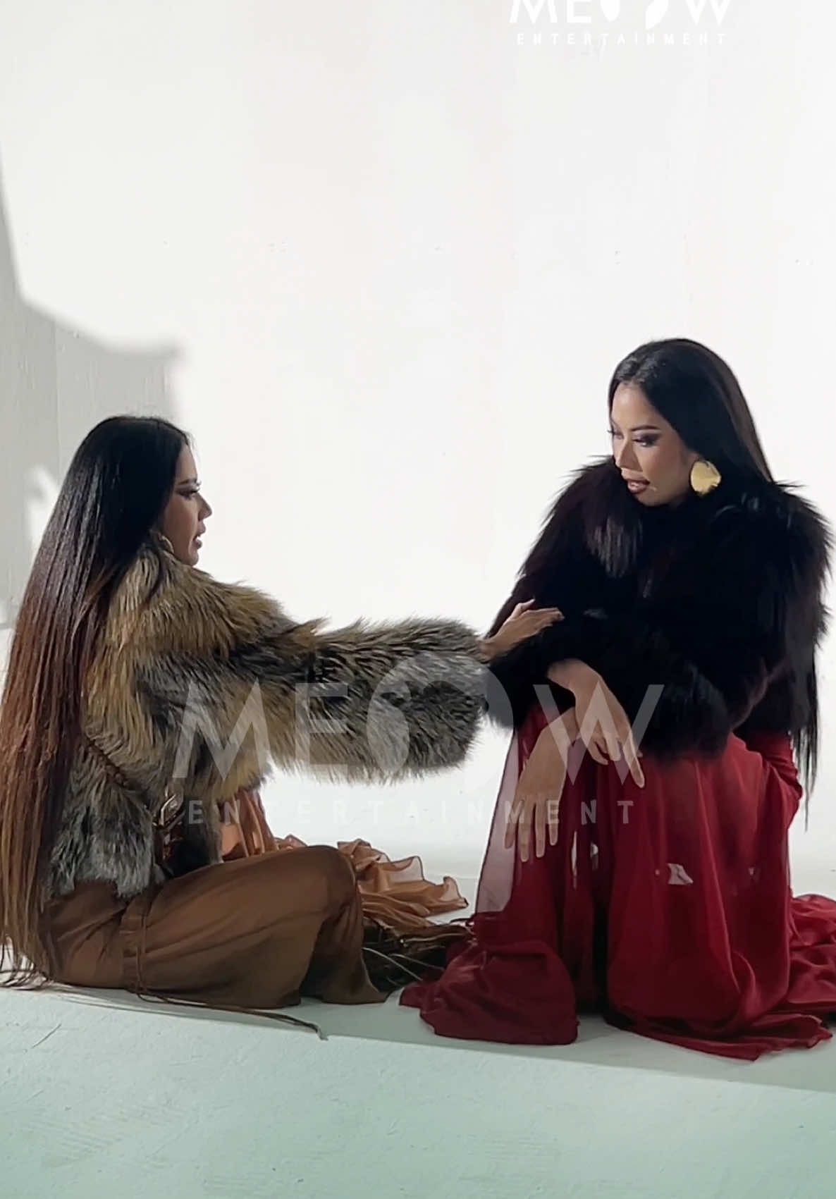 Chị em Nam Anh - Nam Em cùng nhau trò chuyện sau mấy tiếng chụp ảnh, sau tất cả vẫn là điểm tựa của nhau khi xuất hiện tại buổi chụp ảnh cho dự án CEM x ARMAF #Meowentertainment #Tiktokgiaitri #armafvietnam #cem #cemclub 