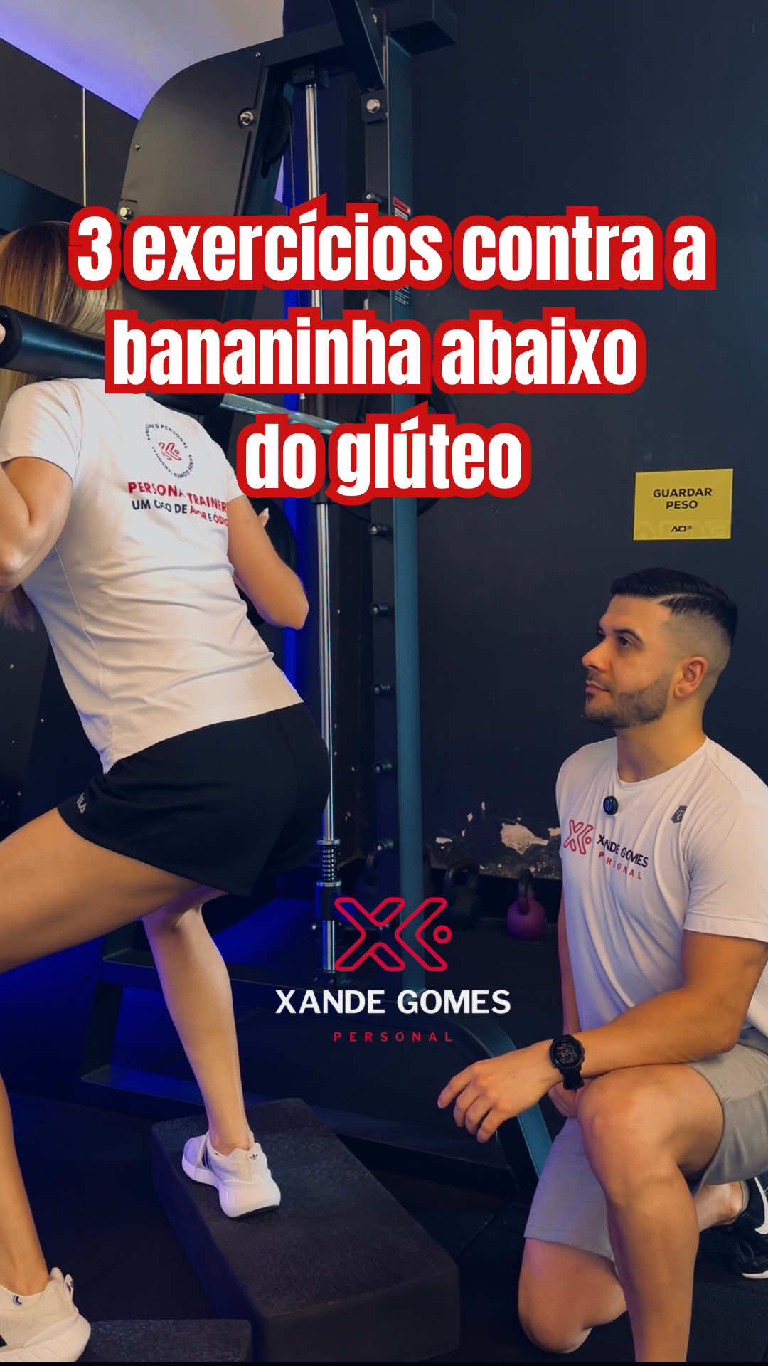 🔥 Adeus, bananinha abaixo do glúteo! 🍑💥 Se o teu objetivo é empinar e definir o bumbum, presta atenção nesses 3 exercícios certeiros pra trabalhar a parte de baixo do glúteo — aquela região onde ele “encontra” o posterior! 👀👇 📍Exercícios do vídeo: 1️⃣ Stiff com pés abduzidos 2️⃣ Agachamento sumô no Smith (pode usar dois steps pra aumentar a amplitude) 3️⃣ Afundo no Smith com step (faz tudo de um lado, depois troca) 💡 Dicas de ouro: ✅ Mantém o joelho forçando pra fora ✅ Peso no calcanhar ✅ Foco total no glúteo durante o movimento ✅ Começa sempre pelo lado mais fraco pra equilibrar força e evolução Treina com consciência e vê o resultado acontecer de verdade! 🔥 Sou o personal Xande Gomes, especialista em definição e bumbum empinado 💪🍑 Bora aplicar esse treino e transformar teu shape com o método TOP SHAPE X! ⚡️Salva esse vídeo e manda pra tua amiga que também quer acabar com a bananinha! #topshapex #bumbumempinado #treinofeminino #personalxandegomes 