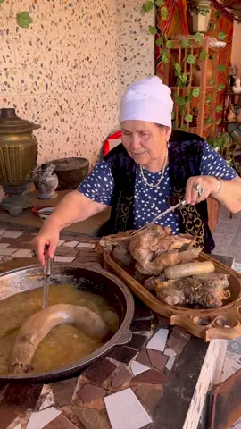 Қазанда қайнаған еттің иісі – бұл жай ғана ас емес, бұл естелік. Анамның қолы, ошақтың жылуы, жылқы етіне сіңген даланың рухы… #KazakhFood #Qazy #HorseMeat #KazakhCuisine #NomadSpirit             