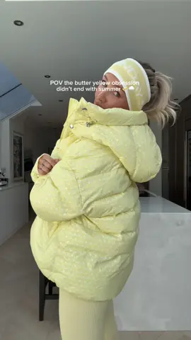 We’re not over butter yellow just yet💛 #skioutfit #mysundayski #butteryellow 
