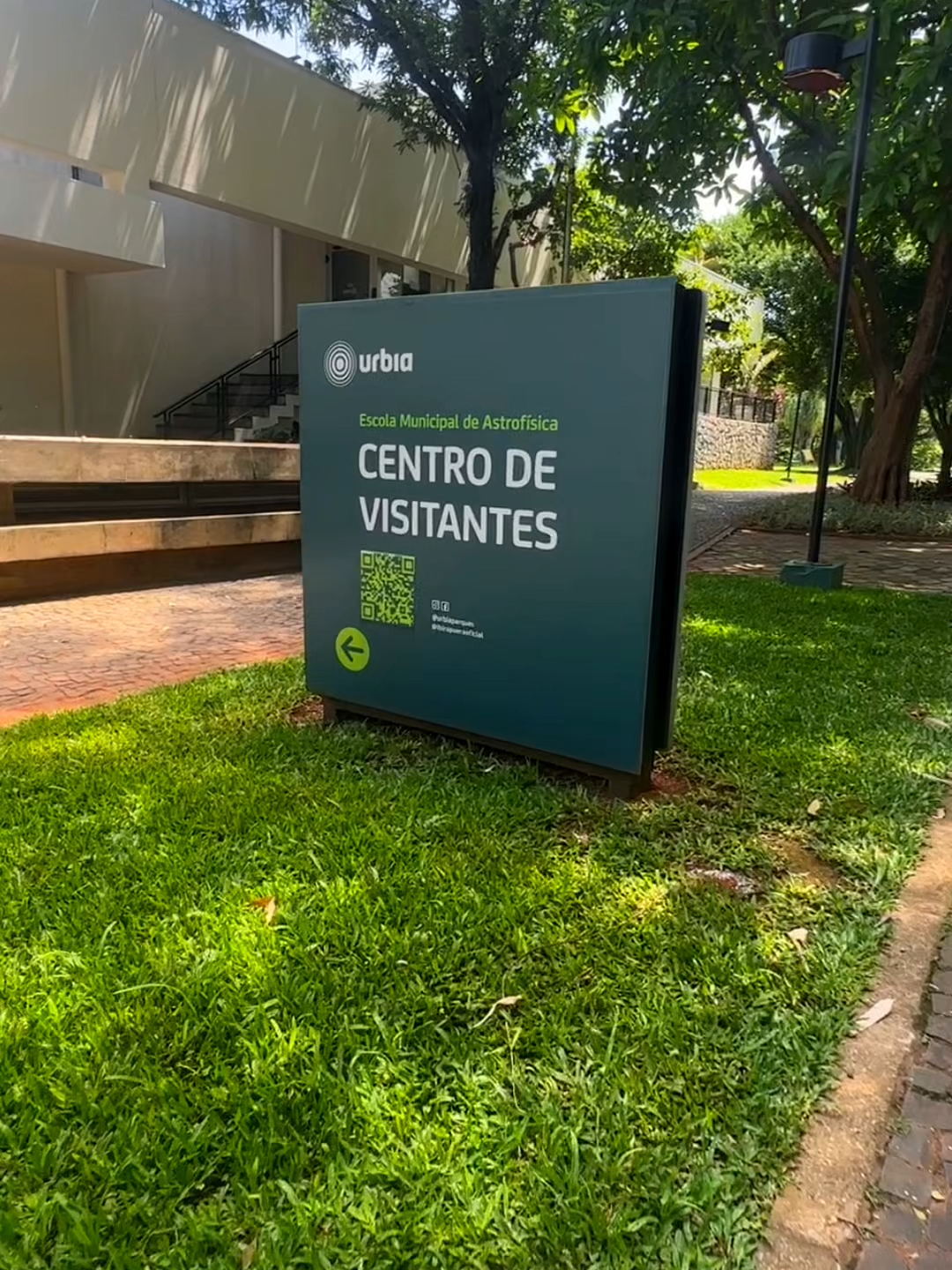 Você sabia que o Parque Ibirapuera tem um Centro de Visitantes? 📍 Localizado no térreo da Escola de Astrofísica do Planetário Ibirapuera, o espaço funciona todos os dias, de segunda a sexta das 7h às 18h e aos finais de semana das 8h às 18h. Aqui você pode fazer solicitações para fotos com câmeras profissionais, tirar dúvidas, conhecer mais sobre o parque e conferir informações sobre a programação cultural, esportiva e muito mais. Além disso, o local também funciona como centro de achados e perdidos. Se você perdeu algo pelo parque, é só vir até aqui e falar com a nossa equipe. #Ibirapuera #Parque Vem conhecer o Centro de Visitantes, estamos prontos para te receber!