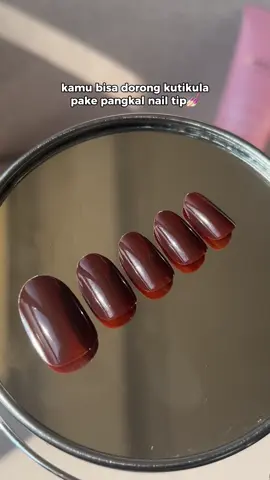 Gak bawa cuticle stick?kamu bisa pake cara ini loh!🥰  Nails : Brown This Way