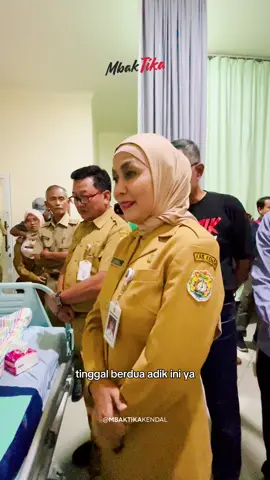 Sebagai seorang ibu, saya sedih mendengar kabar di Boja seorang ibu ditemukan meninggal, dan dua anaknya lemas di rumah. Hari ini saya datang ke RS Muhammadiyah Boja untuk menemui mereka, memberi dukungan, dan memastikan mereka mendapat perhatian. Karena di setiap duka, pemerintah harus hadir. Kita tidak boleh membiarkan siapa pun berjuang sendirian. 🤍 #MbakTika #KendalBerdikari #KendalJoss #KendalPeduli #UntukKendal 