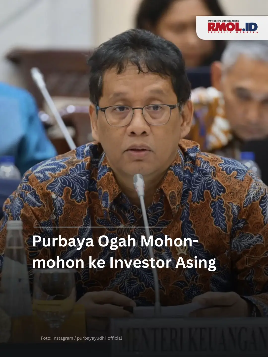 Pemerintah Presiden Prabowo Subianto menargetkan investasi Rp 1.905,6 triliun tahun ini, termasuk dari investor asing. Namun, Menteri Keuangan Purbaya Yudhi Sadewa menekankan tidak terlalu mengandalkan investor asing. “Apakah saya undang investasi asing? Ya ngundang, tapi saya nggak akan memohon-mohon. Kenapa? Saya termasuk yang percaya asing nggak akan bangun negara kita,” ujar Purbaya dalam Rapat Kerja Komite IV DPD RI, Senin, 3 November 2025. Purbaya menjelaskan, pemerintah lebih memilih investor yang membawa teknologi baru. “Yang kita punya nggak usah dibuka, tapi yang kita nggak punya kita buka. Itu strategi kita ke depan ya,” tambahnya. Meski investasi bukan langsung tanggung jawab Kemenkeu, Purbaya menyebut pihaknya bisa mengintervensi investor asing lewat instrumen pajak. Data Kementerian Investasi dan BKPM menunjukkan, realisasi investasi kuartal III 2025 mencapai Rp 491,4 triliun, atau 25,8% dari target. Sepanjang Januari–September 2025 sudah Rp 1.434,3 triliun atau 75,3% dari target tahun ini. #rmol #purbaya #menkeu 