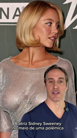 Seios maiores, em mulheres reais, tendem a assumir uma posição um pouco mais baixa e natural no tórax. O peso da mama faz com que o polo superior seja mais suave e o volume se distribua mais para o meio e para a parte inferior do seio. Hoje, como muitas mulheres têm prótese de silicone, acabamos criando uma referência distorcida: aquela mama super alta, parada “lá em cima”, muito marcada no sutiã ou no biquíni. Parece que isso é o “normal”, quando na verdade é apenas um dos tipos de resultado possível — muitas vezes cirúrgico. Um bom exemplo de mama volumosa com aparência real é o da atriz Sydney Sweeney, conhecida pelas séries Euphoria e The White Lotus. Observando fotos de tapete vermelho e cenas mais naturais, dá para perceber um volume maior, com transição suave entre colo, tórax e seio — sem aquele “degrau” típico de próteses muito projetadas em posição exageradamente alta. #sidneysweeney 