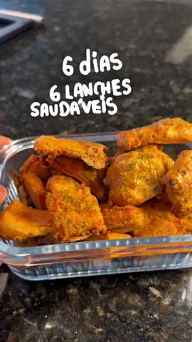 Dia 4: Salgadinho saudável de crepioca para levar para a faculdade, trabalho ou colégio!✨🤌 >2 ovos >30g de queijo mussarela >2 colheres de sopa de goma de tapioca (25g) >1 colher de chá de páprica defumada+ 1 colher de chá de orégano+ sal a gosto + airfryer 10-15 min a 180 graus ++ Informação nutricional (receita toda): calorias: 360kcal Proteínas: 18,9g Carboidratos: 26g Gorduras: 20g