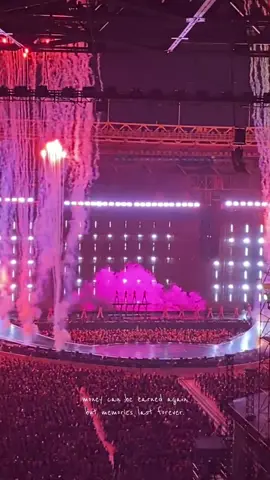 finally, get to see @blackpinkofficial after loving them for almost 7 years 🥹🩷🖤. #deadlineworldtour #blackpink #blink #deadline_in_jakarta #fyp #lisa #jennie #rosé #jisoo 