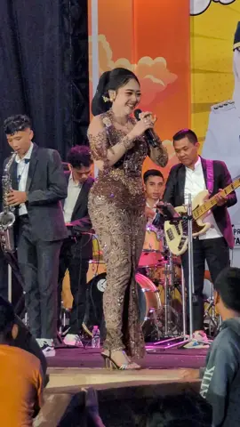 Pas banget bawakan tembang Tombo Kangen serasa paling syahdu kayak hidup lagunya, kalem trenyuh nang ati #sindencantik #silvikumalasari #tombokangen 