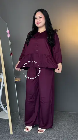 One set Setelan maroon ini tuh beneran bikin keliatan anggun tapi tetep nyaman banget dipakai harian 🤎 Bahannya adem, jatuh, dan ngasih look classy ga berlebihan 😍 Cocok buat jalan santai, nongki, atau kumpul keluarga  #setelancewek #setelanwanita #ootdcewek #ootdhits #ootdkekinian    