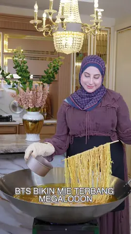 BTS BIKIN MIE TERBANG MEGALODON 😭😭👍🏻👍🏻COMMENT SE TEBEL APA KESABARAN AKU 😭😂 emang boleh se pegel ini ? #mieterbangtasyi #bts #cooking #giantfood #challenge 