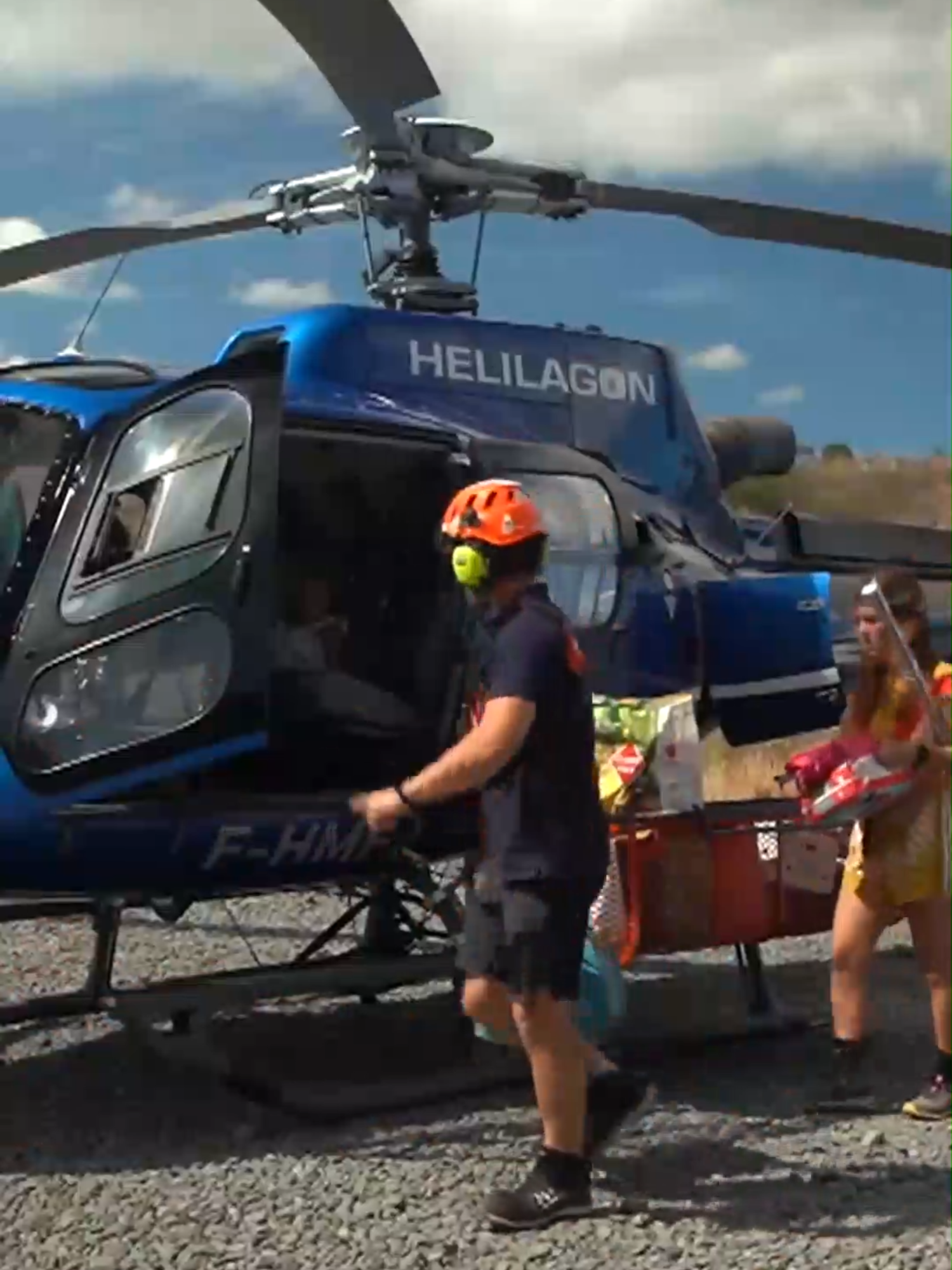 Ces Mafatais vont au supermarché en hélicoptère pour 480€ Reportage entier dispo sur YT (lien en bio) #mafate #reunion #voyage