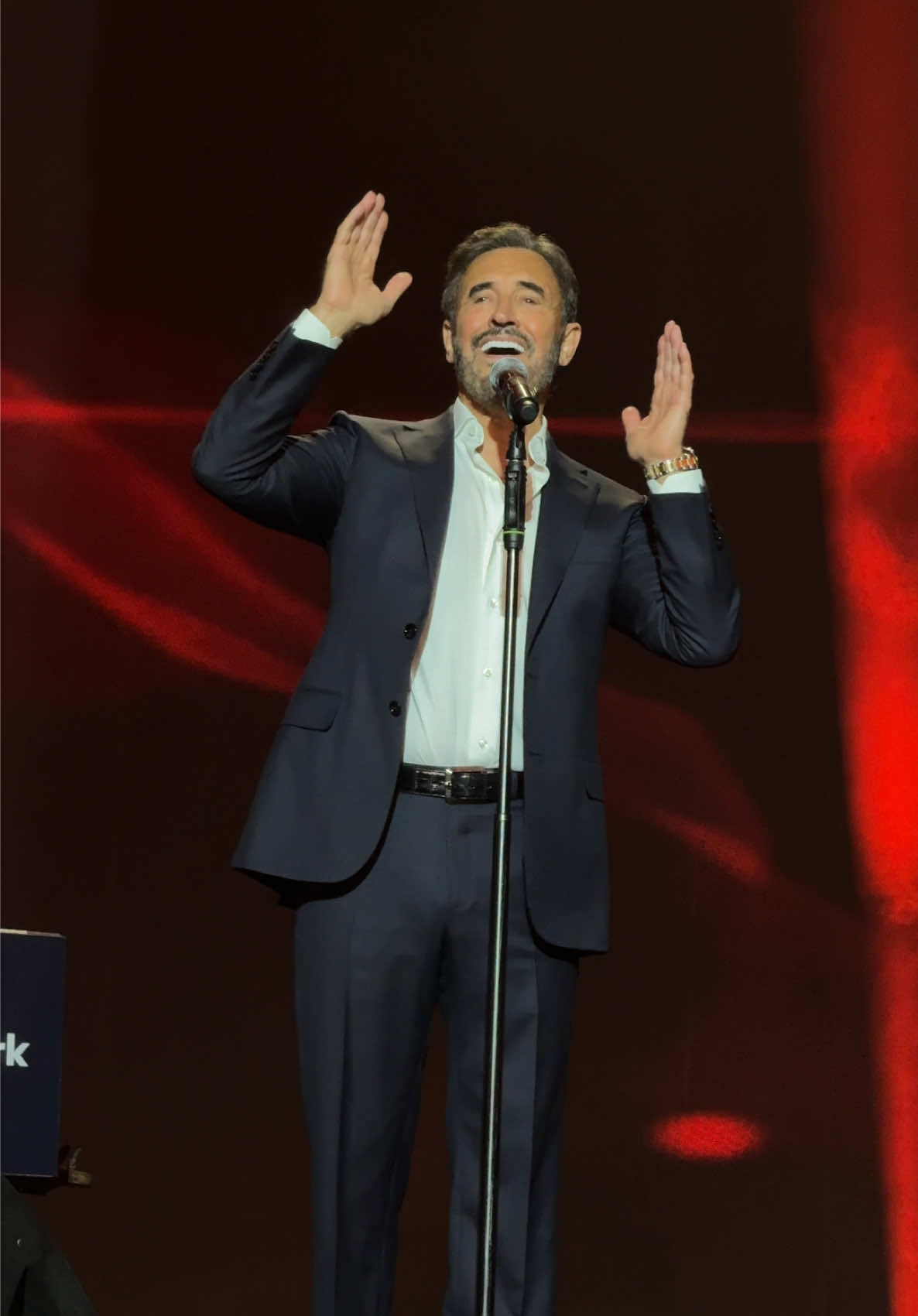 كم كان كبيرًا حظي حين عثرت يا عمري عليك..  كم صار رقيقًا قلبي حين تأدب بين يديك #كاظم_الساهر #القيصر #بنش_مارك #موسم_الرياض  @benchmarkksa  @Kadim Al Sahir كاظم الساهر 